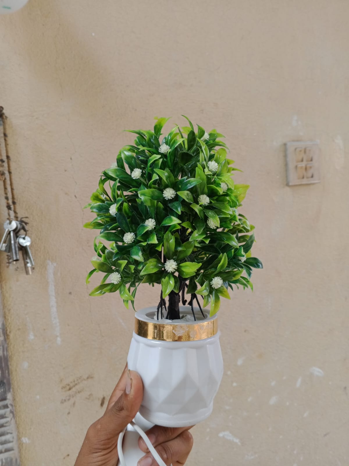Pack of 4 Artificial Green Topiary Plants with White & Yellow Flowers and Decorative White Gold Pots
