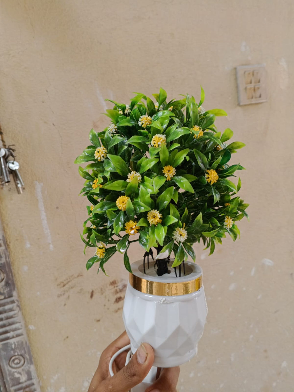 Pack of 4 Artificial Green Topiary Plants with White & Yellow Flowers and Decorative White Gold Pots